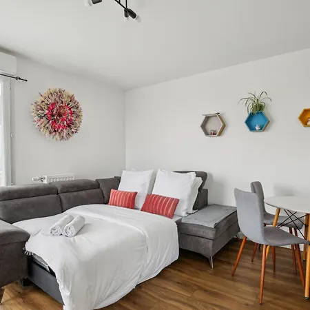 Chic And Comfortable Apart With Parking And Balcony Bezons Exterior photo