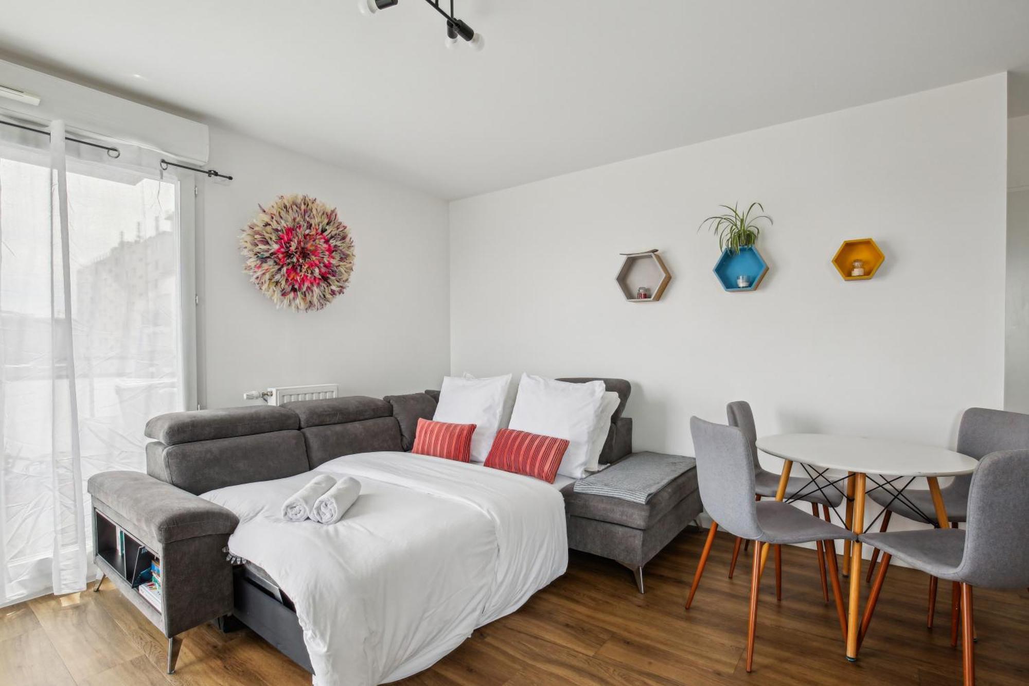 Chic And Comfortable With Parking And Balcony Apartment *