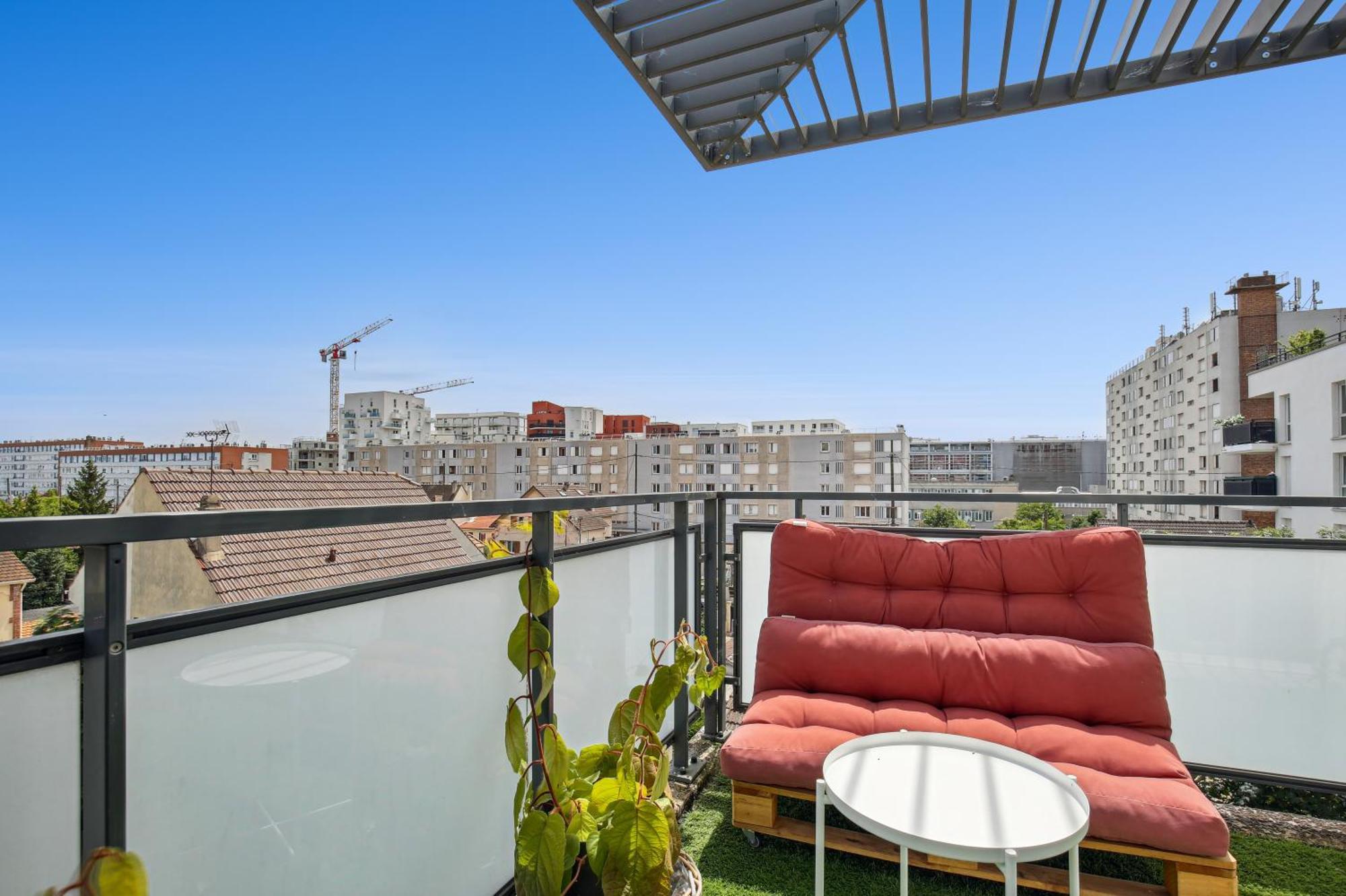Chic And Comfortable With Parking And Balcony