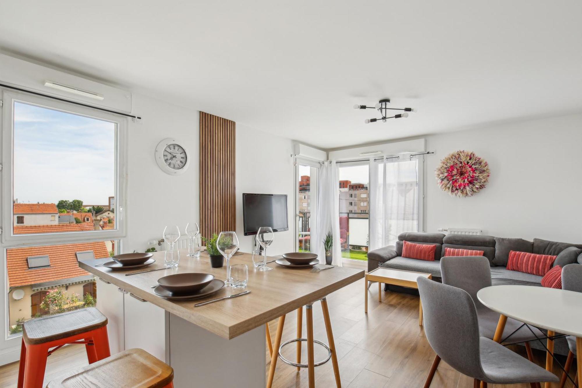 Chic And Comfortable With Parking And Balcony Bezons