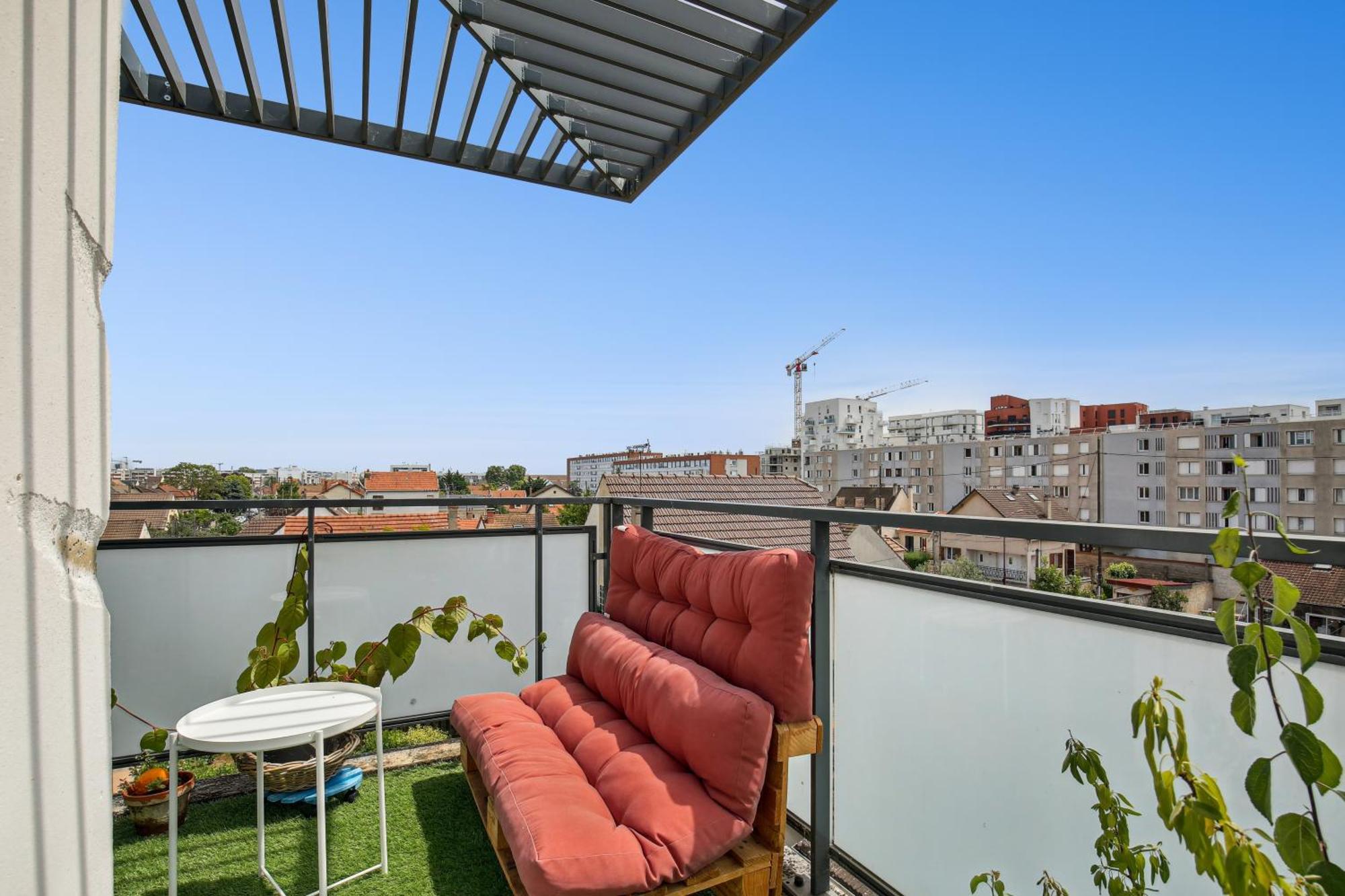 Chic And Comfortable With Parking And Balcony Bezons
